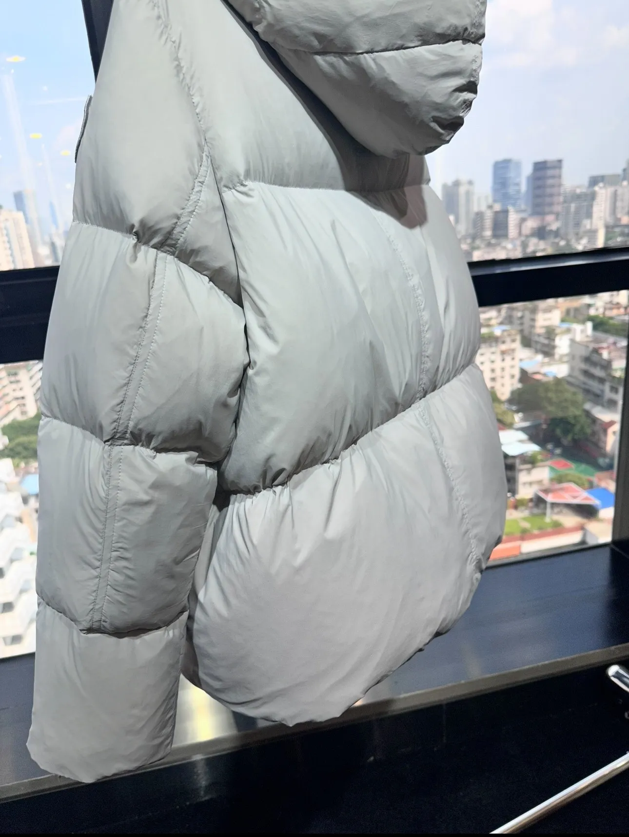 P1100 Top-quality original Canada Goose new model for autumn and winter. It is warm and has no sense of restraint. It is made of national standard 90 white duck down. It is light and elegant, giving you all-round warmth! The appearance of the upper body is more classy and stylish, allowing warmth and grace to go hand in hand. The multiple car lines on the center line are strict and symmetrical, keeping warm and waiting. The logo on the chest embellishes the whole piece! The unique taste goes deep into the bone marrow. It is age-reducing and full of warmth. It has a simple and elegant look and has the same color for men and women. Black Gray Size: XS-S M L